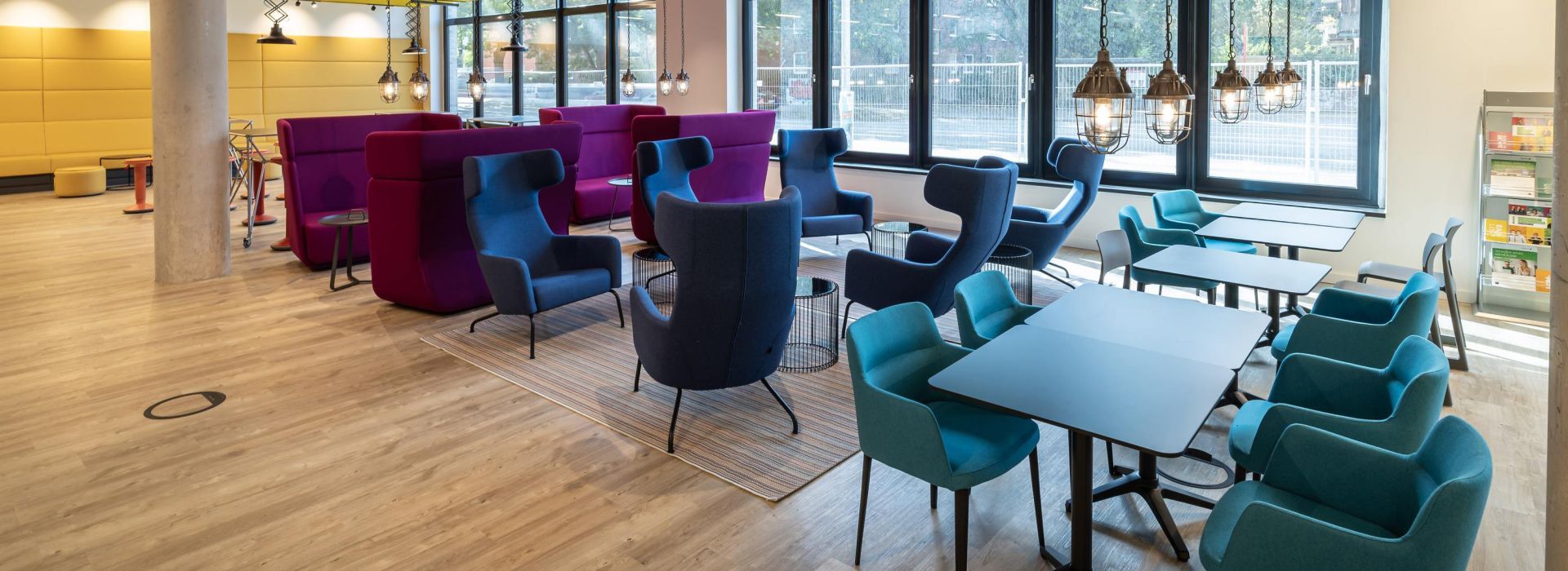 Aufenthaltsbereich im Erdgeschoß des neuen AKQUINET Haus in Hamburg Bramfeld.
