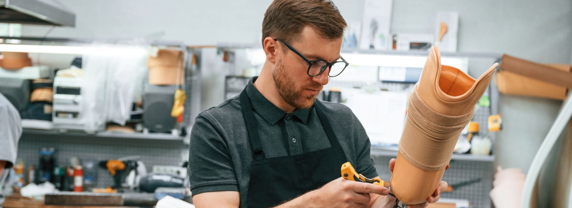 Ein junger Orthopädietechniker baut eine Beinprothese