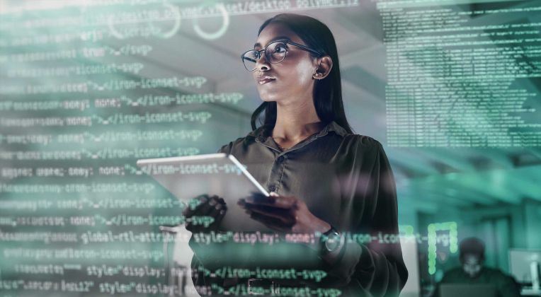 Moderne Cloud-Services von AKQUINET Eine Frau mit einem Tablet in der Hand schaut auf IT-Codezeilen
