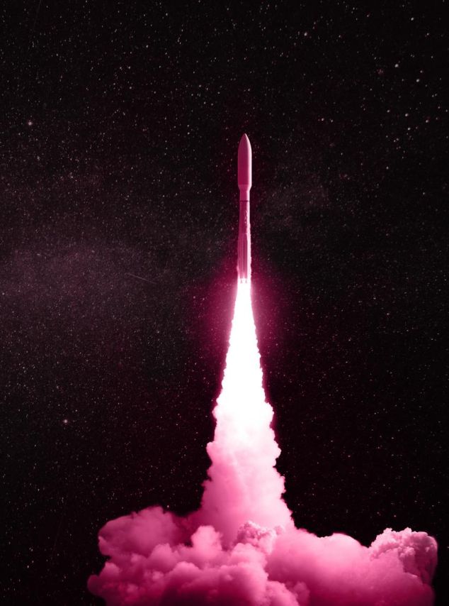 Startende Rakete vor einem dunklen Himmel.