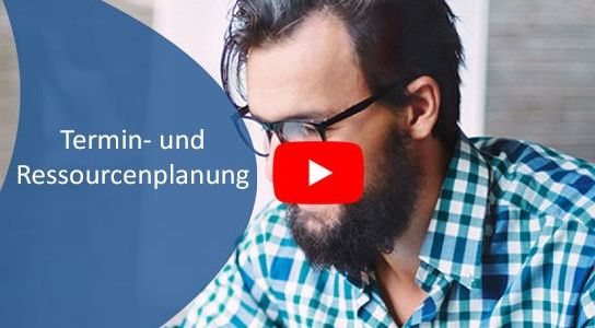 Ein Mann schaut sich seine Termin- und Ressourcenplanung auf einem Laptop an.