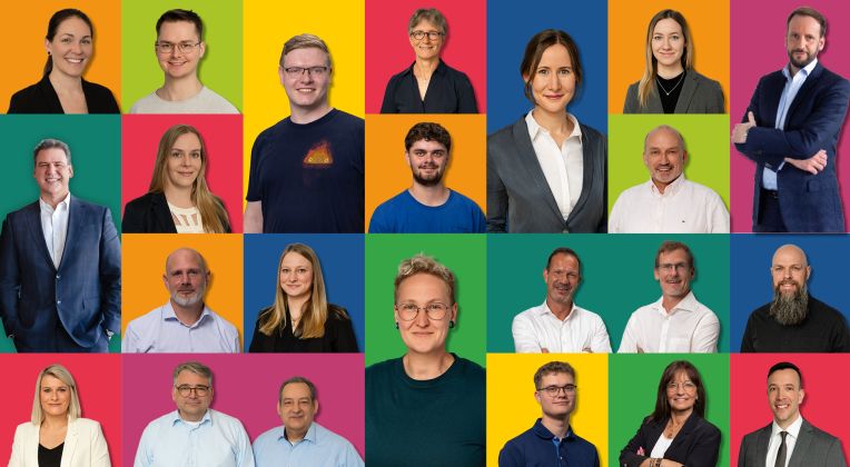 Bildwand mit Mitarbeitenden der AKQUINET GmbH