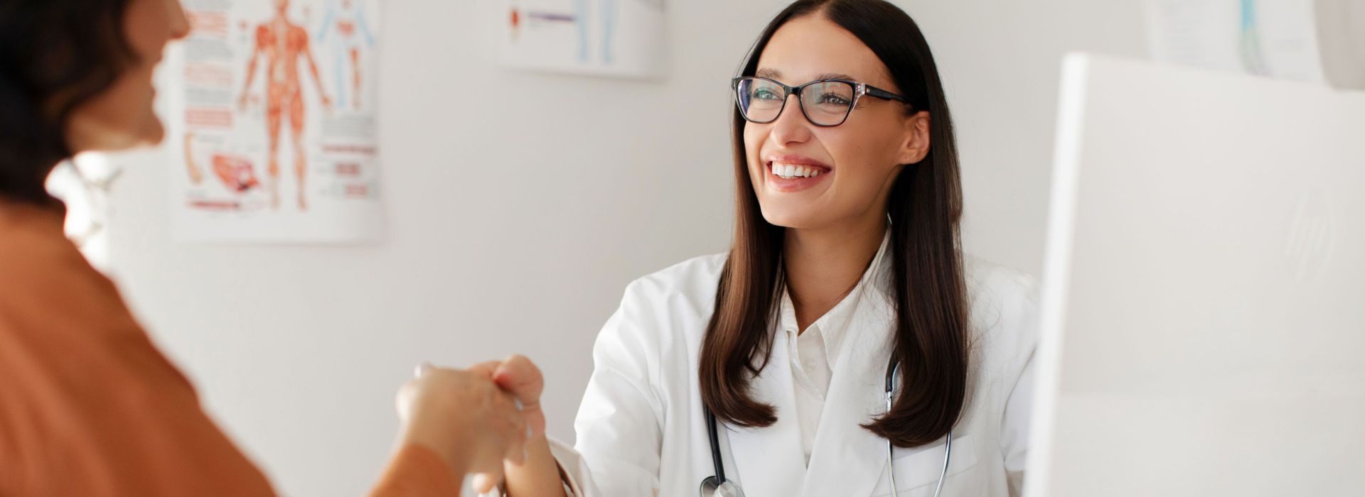 Eine junge Ärztin begrüßt ihre Patientin