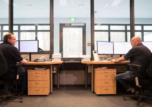 Two employees of the AKQUINET plant security at work.