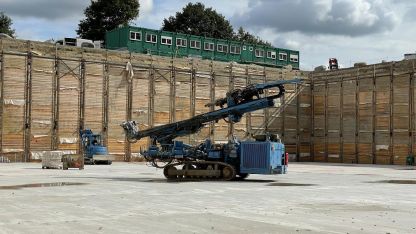 Bild von der Tiefgründung der Baugrube des AKQUINET Rechenzentrum Victoriapark in Hamburg-Rahlstedt.