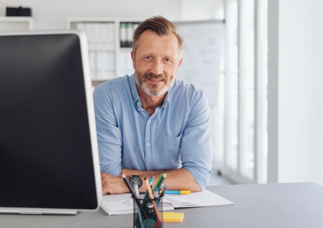 Moderne Arbeitsumgebung mit Mitarbeitern, die mit RPA-gestützten Kundenservice-Prozessen arbeiten, um Anfragen effizienter zu bearbeiten.