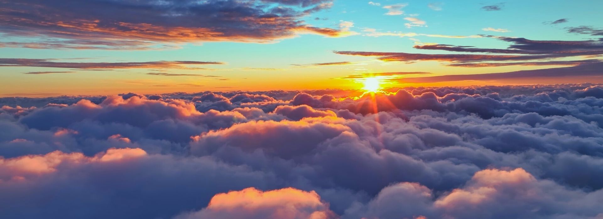 Wolken und aufgehende Sonne.