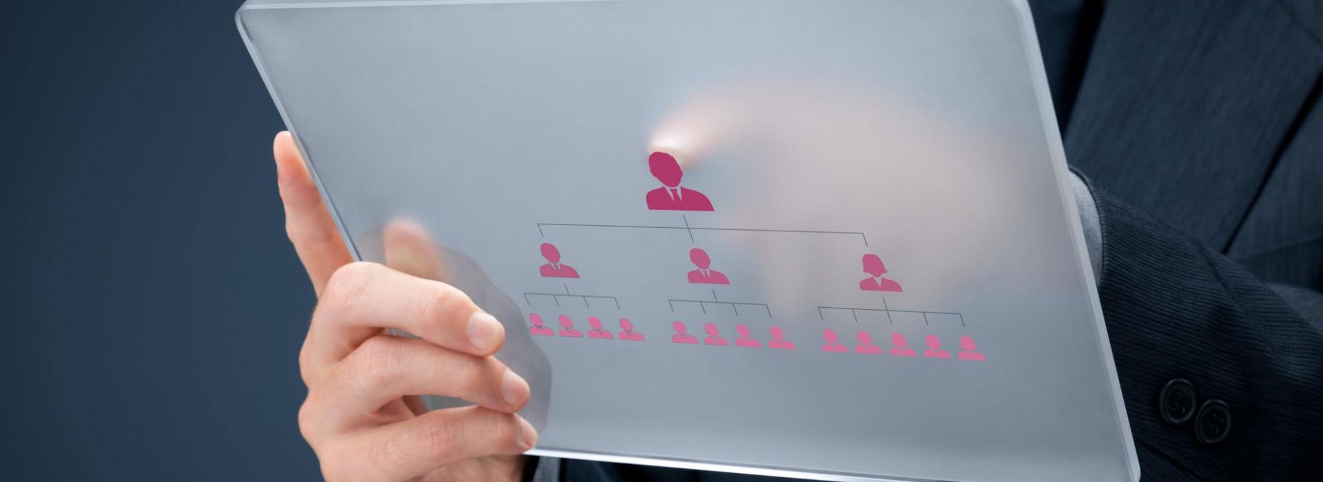 Wir sehen ein transparentes Tablet auf dem ein Organigramm zu sehen ist.