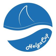 Blaues Logo mit weißer Schrift HelgaCup und stilisiertem Segel