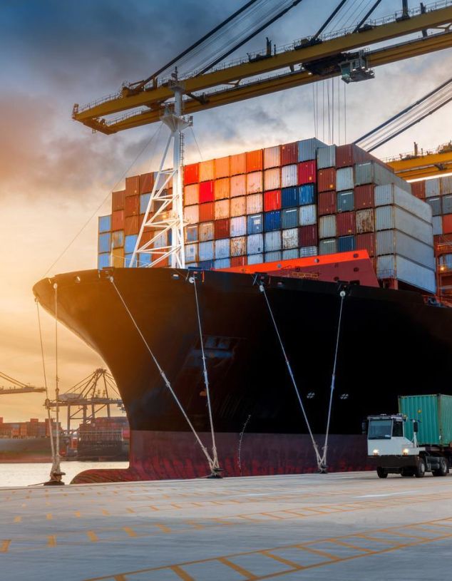 Containerschiff im Hafen