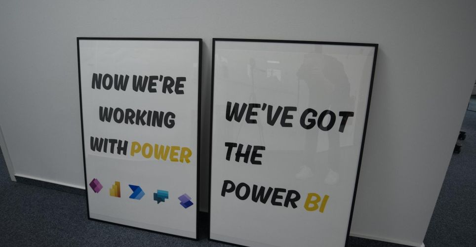 Motivierende Power BI Bilder, die einen Slogan zeigen, der zu einer Power BI Schulung motiviert.