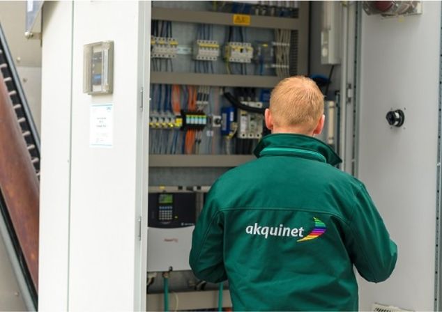 An AKQUINET employee checks the power supply for the data center.