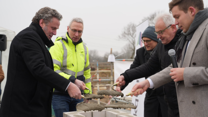 Mitarbeiter und Partner von AKQUINET bei der Grundsteinlegung am 25.01.2023 für das neueste AKQUINET Rechenzentrum Victoria Park in Hamburg-Rahlstedt gelegt.