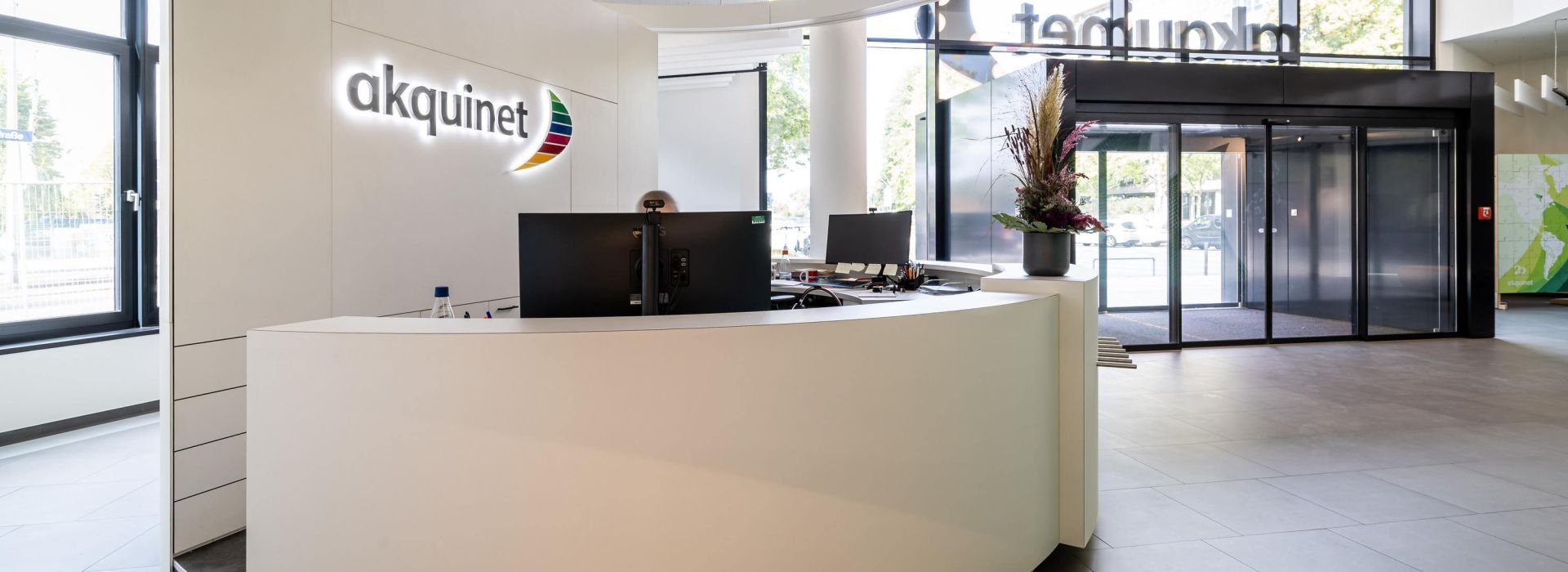 Eingangsbereich des neuen AKQUINET Haus in der Werner-Otto-Straße 6, Hamburg Bramfeld. IT-Jobs mit Zukunft. Jetzt bewerben.