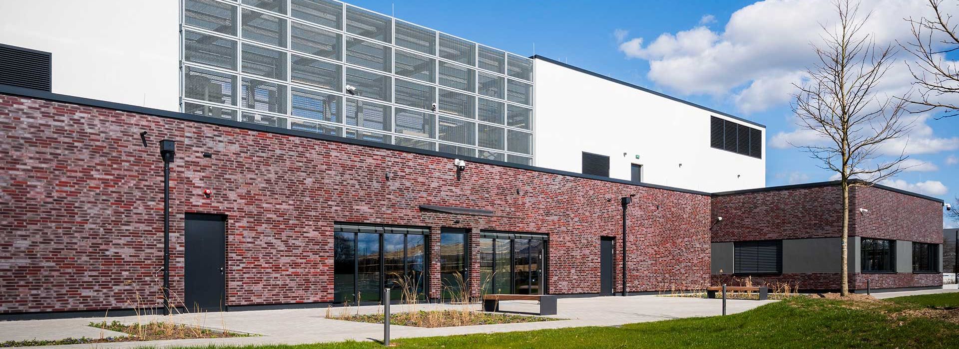 Außenaufnahme Eingangsbereich AKQUINET Rechenzentrum Victoria Park