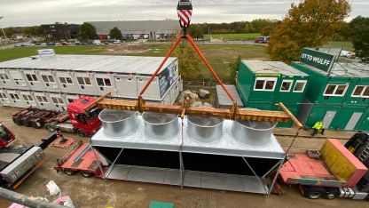 Rückkühler während der Montage mit dem Kran