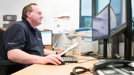 A plant security employee at work in the Hamburg-Alsterdorf data center.