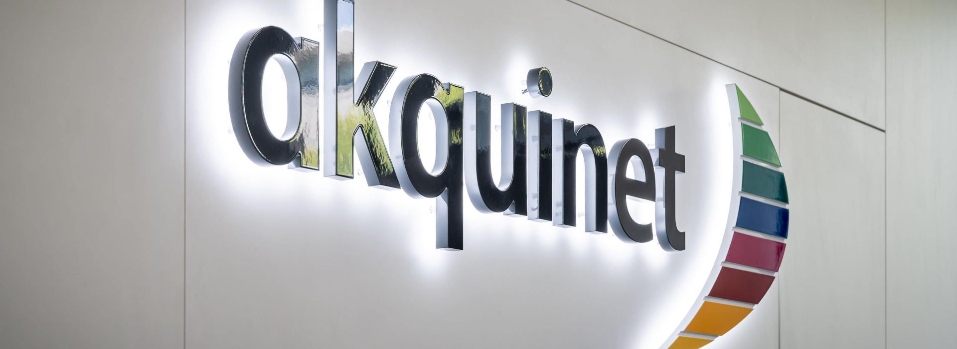 Illuminated sign with the name and sail of AKQUINET.