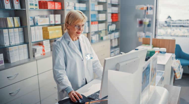 Eine Apothekerin nutzt den KIM-Mailer von AKQUINET um ein erstelltes eRezept an eine Kollegin zu schicken