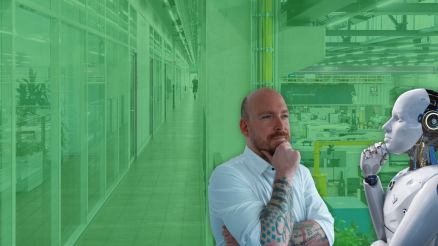 AKQUINETs Datenflüsterer Marcus und ein humanoider Roboter stehen einander nachdenklich gegenüber, symbolisierend die Zusammenarbeit zwischen Mensch und Künstlicher Intelligenz in Unternehmensprozessen.