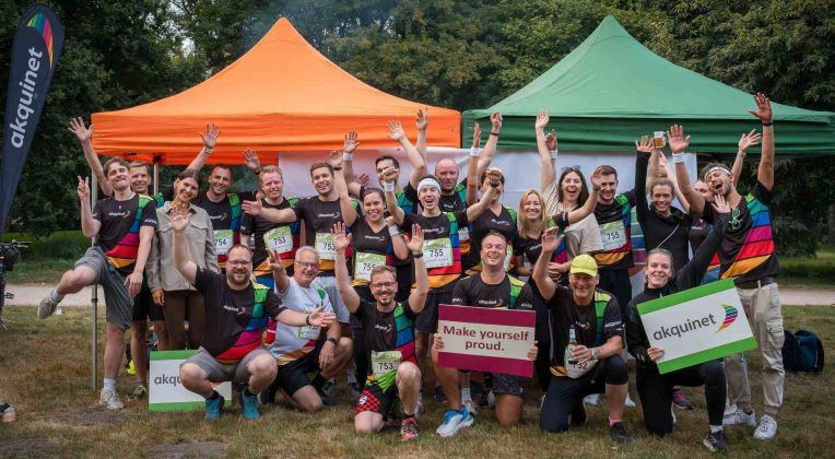 Gruppenbild von Mitarbeitenden in Jubelpose