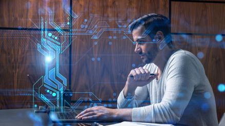 Entwickler am Laptop mit abstrahierten Schaltkreis-Overlays – Symbolbild für technische Dokumentation, Low-Code-Entwicklung und SAP-Prozessgestaltung mit bRobots®