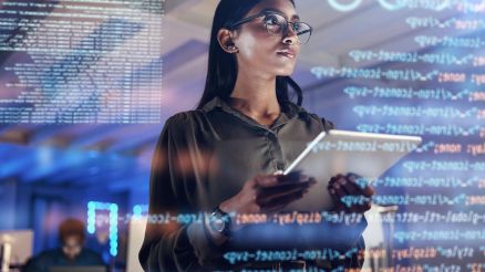 IT-Fachkraft mit Tablet vor digitalen Code-Overlays – Symbolbild für technische Einrichtung, Regelkonfiguration und Systemadministration mit bRobots®