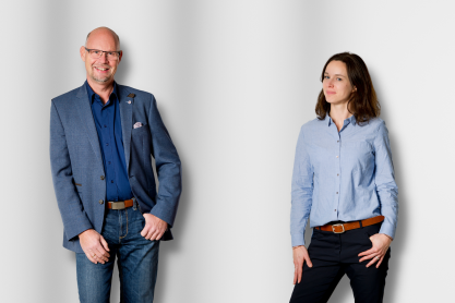 Zwei unserer Business Intelligence Experten Michael und Juliane lächeln in die Kamera.