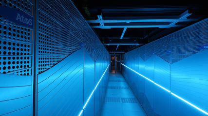 AKQUINET plant und errichtet den größten Klima-Rechner