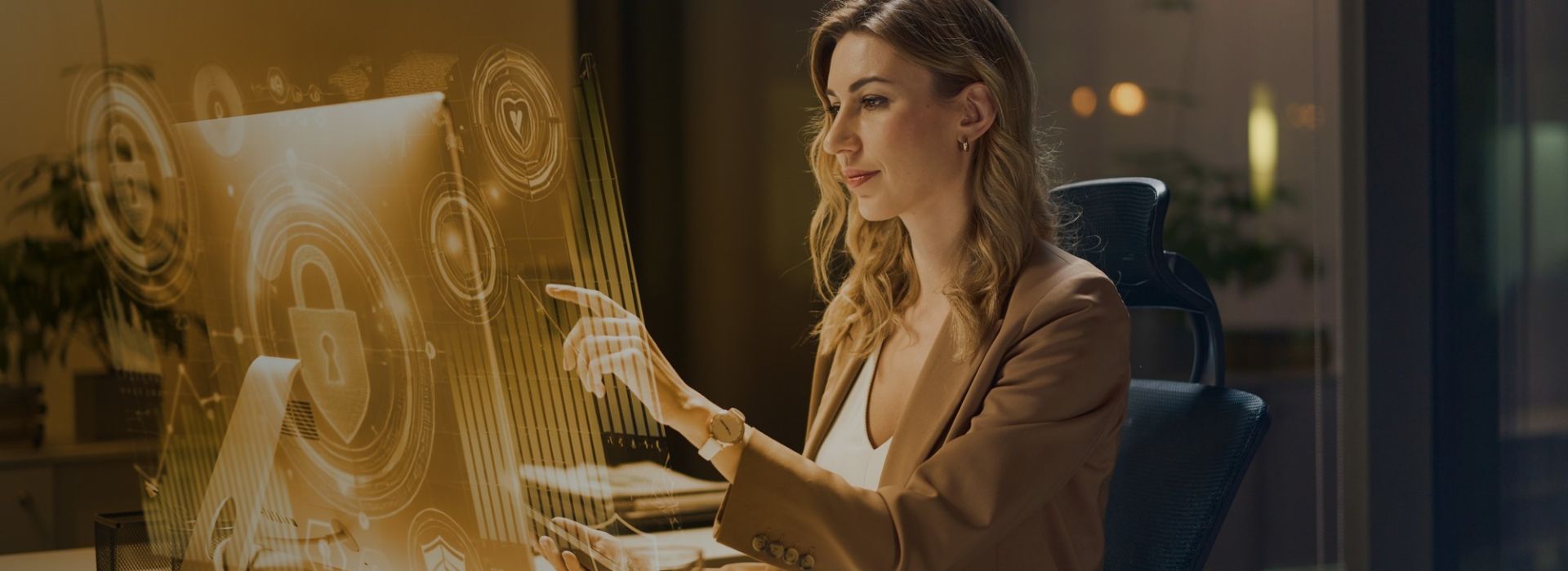 Eine Frau sitzt vor einem virtuellen Computer.