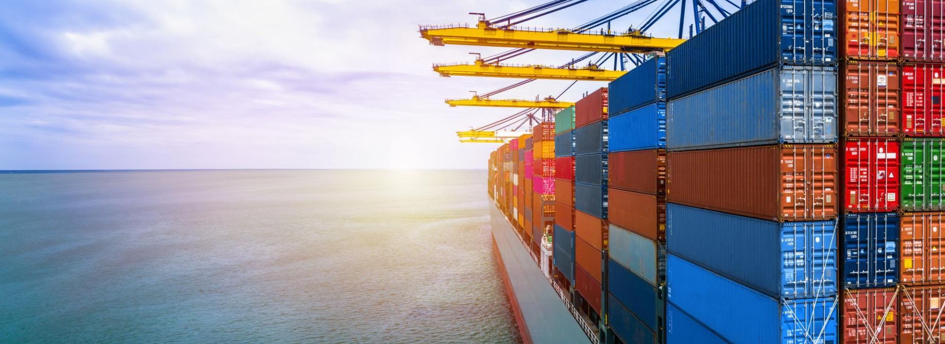 Containerschiff auf dem Meer.