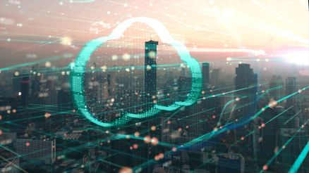 Eine virtuelle Cloud über der Skyline einer Großstadt.