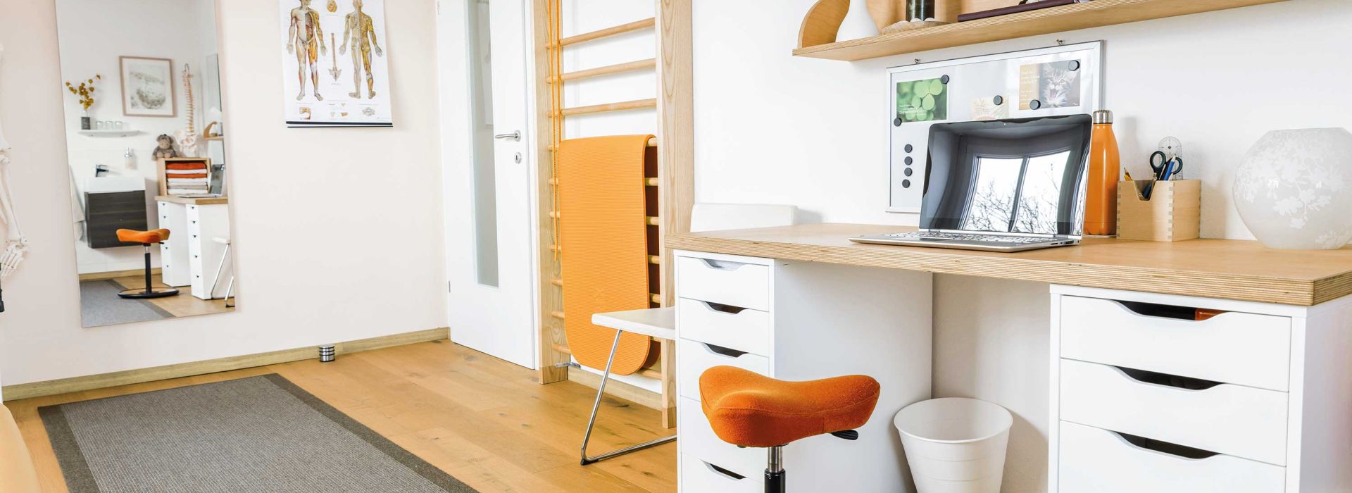 Ein Physiotherapeut beugt das Knie eines Patienten