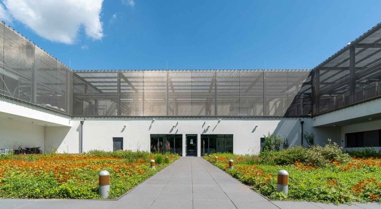 Bild eines Rechenzentrums von AKQUINET im Hamburg vor blauem Himmel