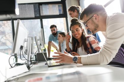 Team optimiert HR-Prozesse mit Robotic Process Automation (RPA), um Bewerbermanagement, Gehaltsabrechnungen und Onboarding effizient zu automatisieren.