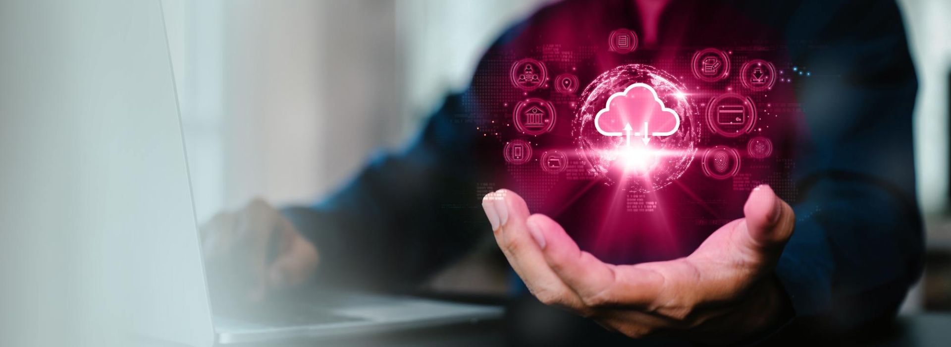 Eine männliche Hand auf der man eine digitale Cloud sieht.