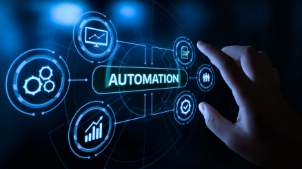 Hand tippt auf blaues, leuchtendes Automation Animation