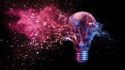 Eine exponierende Glühbirne die im Zeitraffer aufgenommen wurde.