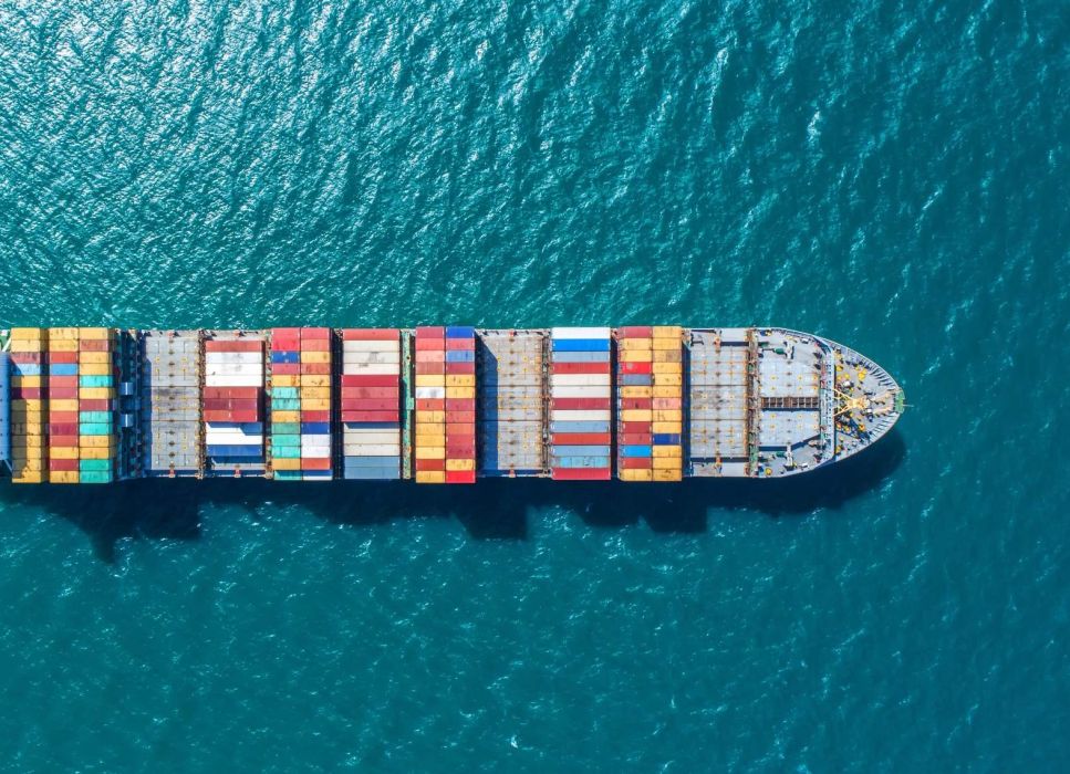 Containerschiff auf der See.