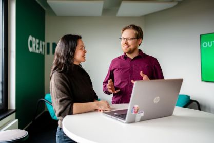 Zwei Personen unterhalten Sich über ein Thema.