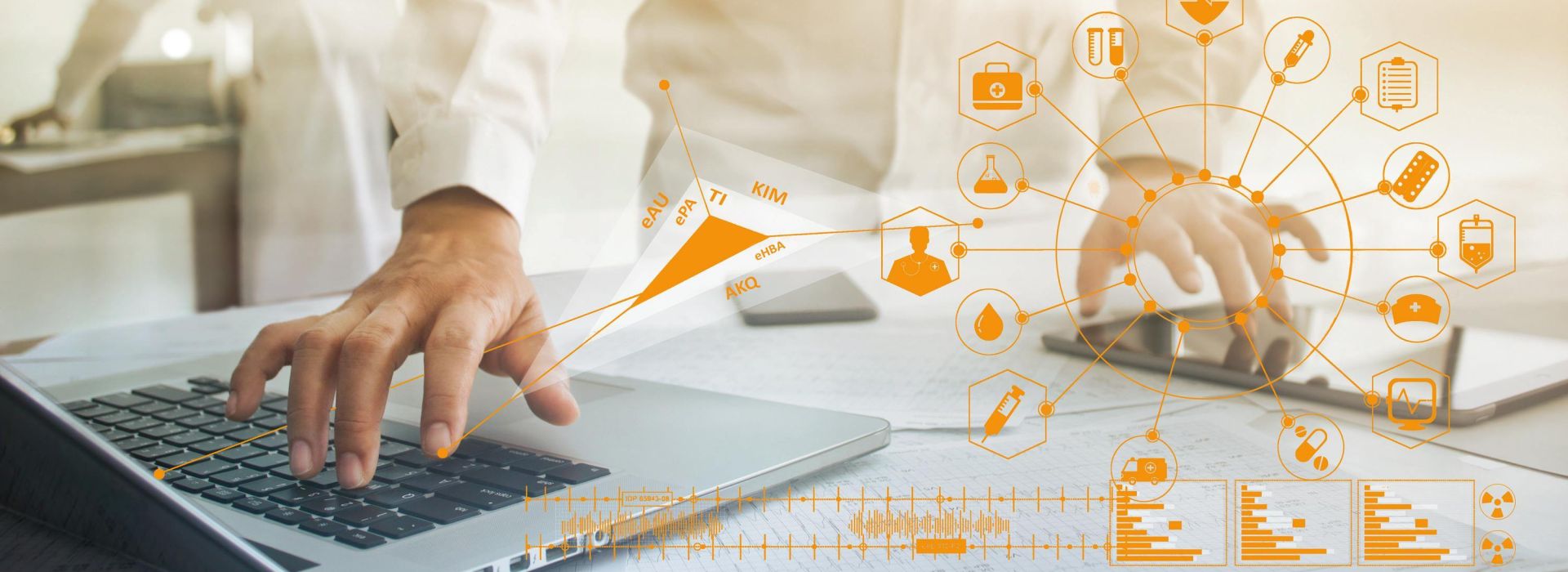 Ein Arzt mit Stethoskop tippt auf einem Laptop. Grafische Elemente mit Health-Symbolen