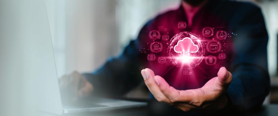 Eine männliche Hand auf der man eine digitale Cloud sieht.