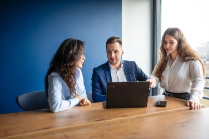 Ein Gruppe von Personen bespricht sich in einem Office.