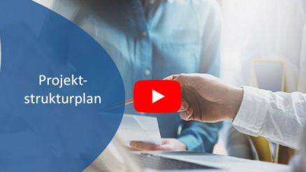 Ein Mann zeigt einer Frau seinen Projektstrukturplan auf dem Monitor eines PCs.