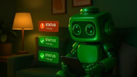 Ein grüner 3D-Roboter sitzt auf einem Sofa mit einem Tablet, während neben ihm verschiedene Statusmeldungen und Alerts aufleuchten – eine Metapher für Monitoring, Alerting und die kontinuierliche Weiterentwicklung des Voicebots.