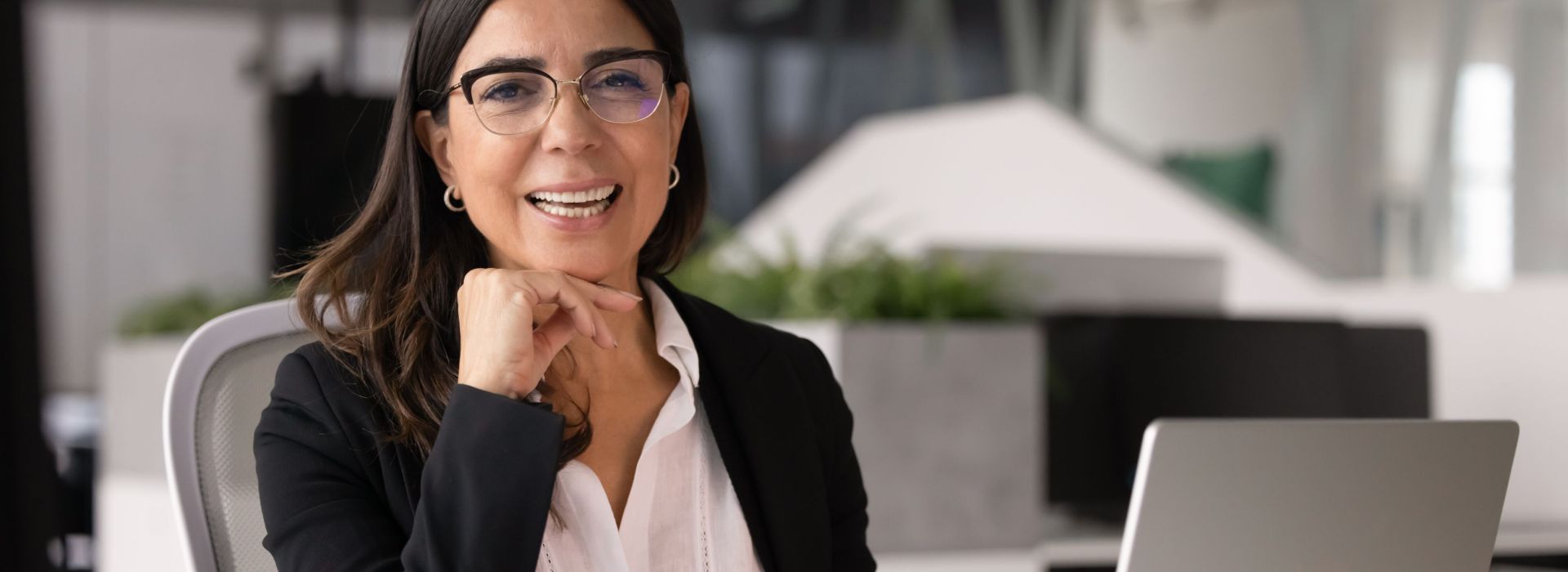 Eine Frau sitzt am Arbeitsplatz und empfängt KIM-Nachrichten über KIM2Mail