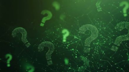 Leuchtend grüne Fragezeichen schweben über einem dunklen Hintergrund mit miteinander verbundenen digitalen Netzwerklinien.