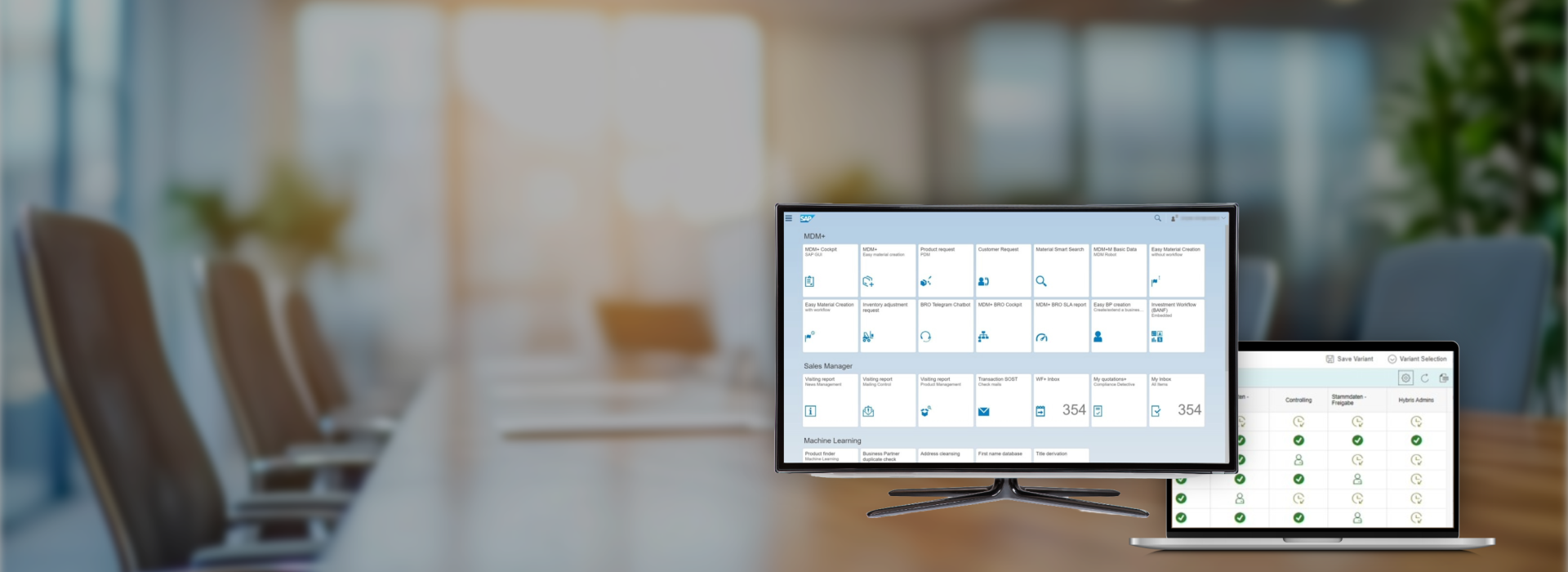 SAP-Fiori-Startseite und Business Partner-Anwendung auf Monitor und Laptop in einem modernen Meetingraum – visuelle Darstellung digitaler Stammdatenpflege mit SAP S/4HANA.