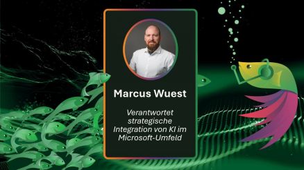 Bild von Marcus Wuest, der unter anderem die strategische Integration von KI im Microsoft-Umfeld verantwortet. Buntes Goldfisch Maskottchen mit Kopfhörern und Luftblasen, die an Sprechblasen erinnern. Schwarm von Fischen schwimmt auf diesen Fisch zu.