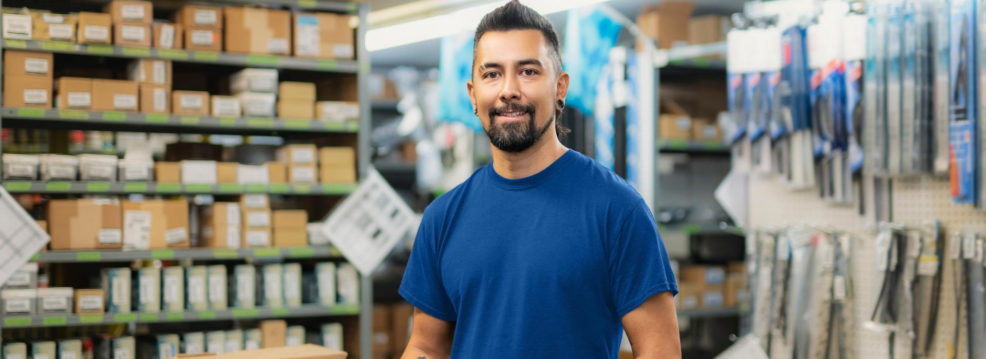 Ein Mitarbeiter eines Fachbetriebes kümmert sich um das Tagesgeschäft.